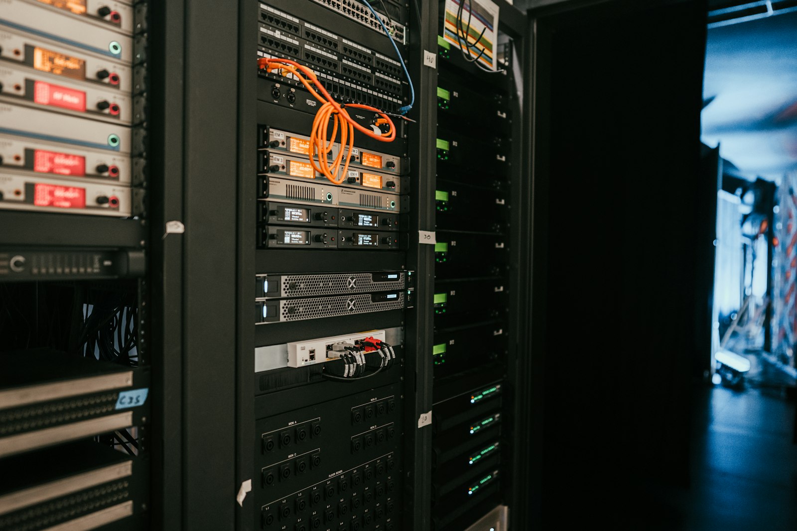Server-Rack mit Hardware im Serverraum