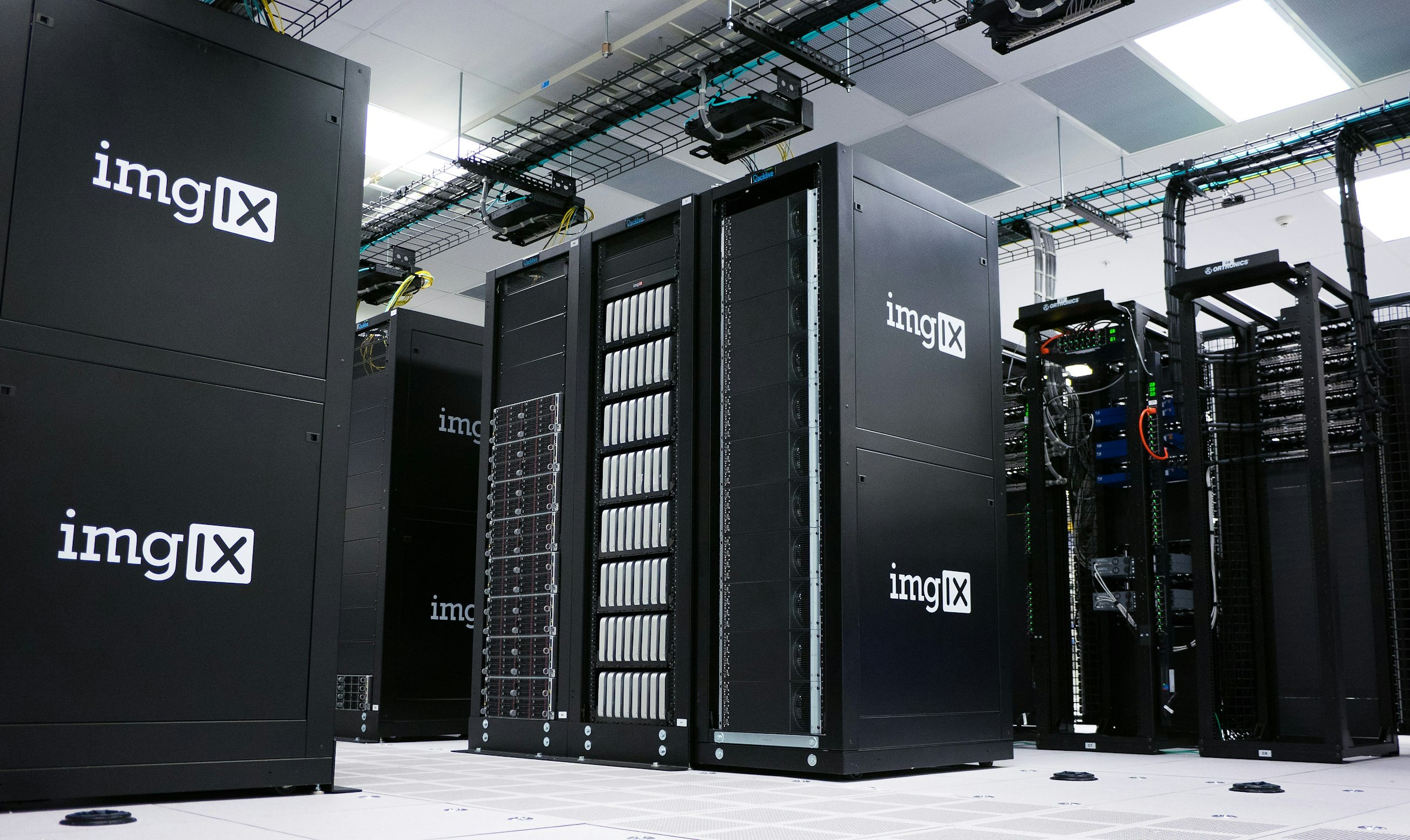 Reihen von Server-Racks in einem Rechenzentrum